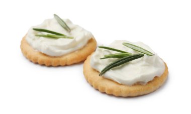 Krem peynirli ve biberiyeli krakerler beyaza izole edilmiş.