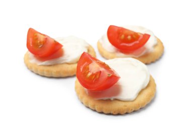 Krem peynirli ve domatesli leziz krakerler.