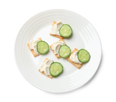 Krem peynirli ve salatalıklı leziz krakerler.