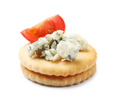 Mavi peynirli ve domatesli leziz krakerler beyaz üzerine izole edilmiş.