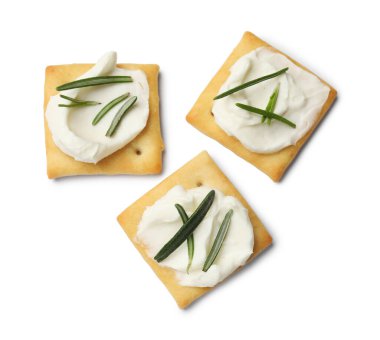 Krem peynirli ve biberiyeli leziz krakerler beyaza izole edilmiş.