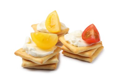 Krem peynirli ve domatesli leziz krakerler.