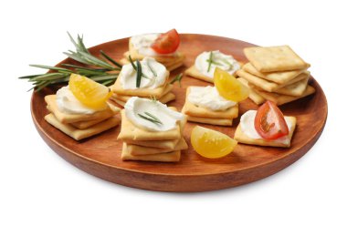 Krem peynirli, biberiyeli ve domatesli leziz krakerler.