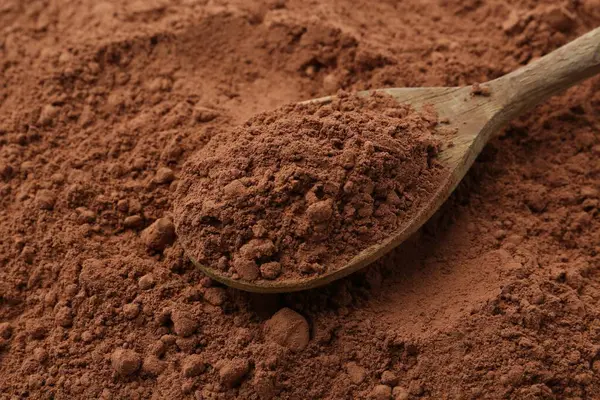 Süper gıda takviyesi. Kakao tozu ve kaşık, yakın plan.