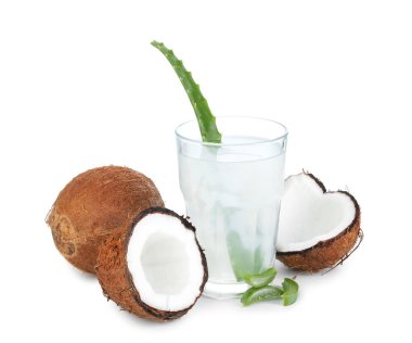 Beyaz üzerine izole edilmiş hindistan cevizi ve aloe ile ferahlatıcı içecek
