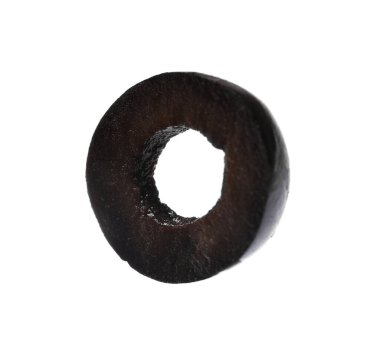 Terbiye edilmiş siyah zeytin halkası beyaz üzerine izole edilmiş.