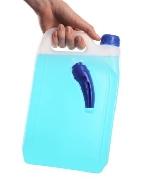 Beyaz arka planda plastik antifriz kutusu olan kadın, yakın plan.