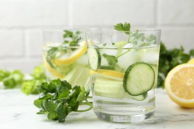 Maydanozlu, salatalıklı, limonlu ve kerevizli sağlıklı bir içecek.