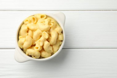 Beyaz ahşap masada nefis bir makarna ve peynir, üst manzara. Metin için boşluk