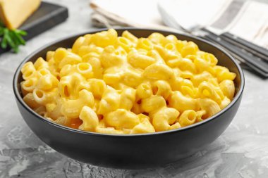 Peynir soslu lezzetli makarna gri masada, yakın plan.