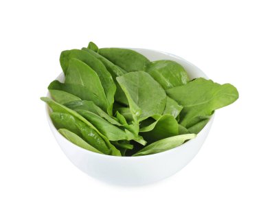 Taze yeşil kuş yaprakları beyaz kasede izole edilmiş.