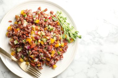 Beyaz mermer masa üzerinde kahverengi pirinçli lezzetli salata, üst manzara. Metin için boşluk