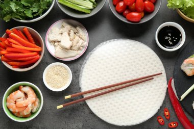 Pilav kağıtları ve farklı malzemeler koyu gri masada, düz yerde.