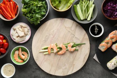 Pilav kağıtları ve farklı malzemeler koyu gri masada, düz yerde.