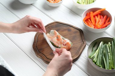 Beyaz ahşap masada nefis börek yapan kadın, yakın plan.