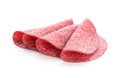 Beyaz üzerine izole edilmiş lezzetli füme sosis dilimleri.