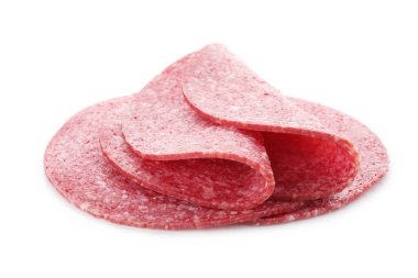 Beyaz üzerine izole edilmiş lezzetli füme sosis dilimleri.