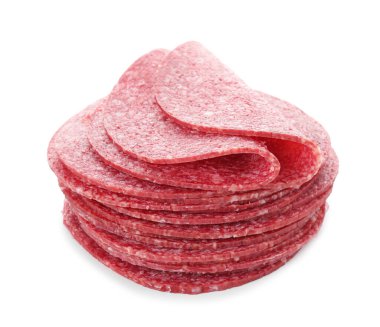 Beyaz üzerine izole edilmiş lezzetli füme sosis dilimleri.