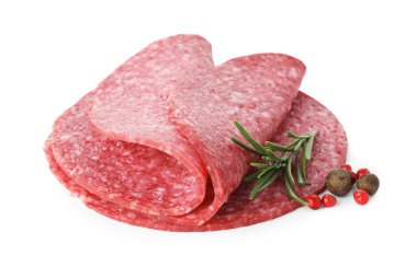 Lezzetli füme sosis dilimleri ve beyaz üzerine izole edilmiş baharatlar.