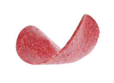 Beyaz üzerine izole edilmiş lezzetli füme sosis dilimi.