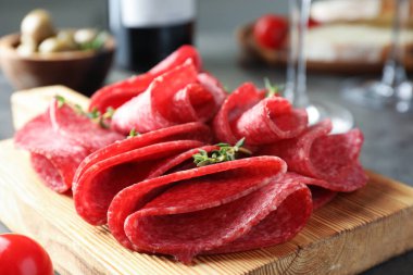 Sofrada servis edilen lezzetli sosisler, yakın plan.