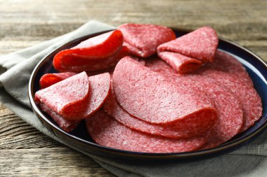 Ahşap masada leziz sosis dilimleri, yakın plan.