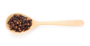 Aromatik karanfiller ahşap kaşıkta izole edilmiş beyaz, üst manzara