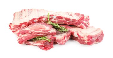 Taze çiğ domuz kaburgası ve beyaz üzerine izole edilmiş biberiye.