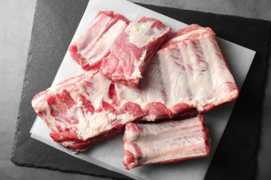 Gri masada çiğ domuz kaburgası, üst manzara.