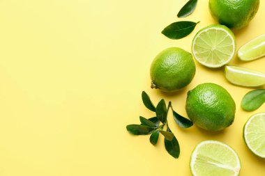 Sarı arka planda taze limonlar, düz uzanmış. Metin için boşluk