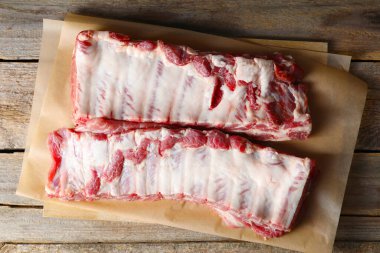 Ahşap masada çiğ domuz pirzolası.