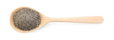 Ahşap kaşıkta siyah biber, beyaza izole edilmiş, üst manzara.