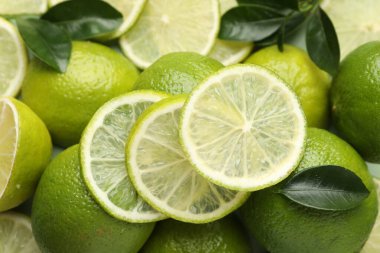 Taze limon ve yapraklar arka plan olarak, yakın plan