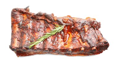 Lezzetli kızarmış domuz pirzolası ve biberiye beyaza izole edilmiş.