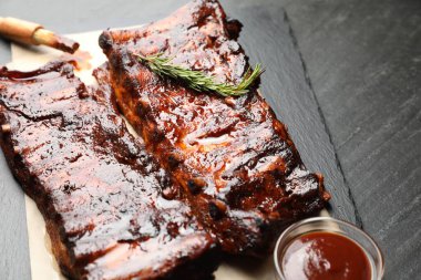 Biberiyeli ve siyah masadaki soslu domuz pirzolası, yakın plan.