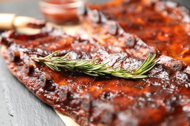 Siyah masada biberiyeli domuz pirzolası, yakın plan.