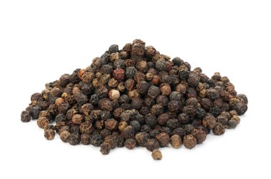 Beyaz üzerine izole edilmiş aromatik biber yığını.