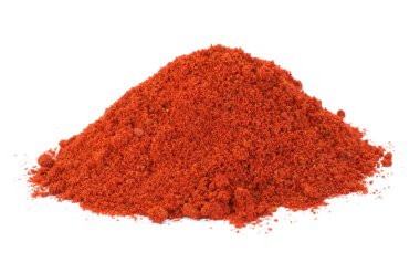 Beyaz üzerine izole edilmiş kırmızı biber tozu yığını.