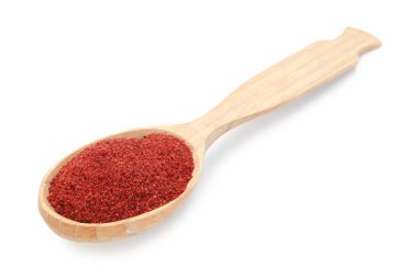 Tahta kaşıkta kırmızı biber tozu, beyaz kaşıkta izole edilmiş.