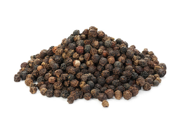 Куча ароматических перцев, выделенных на белом