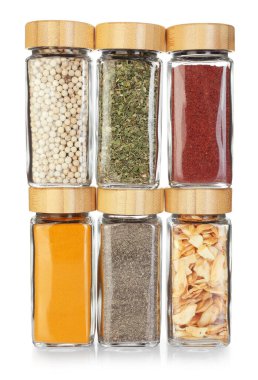 Beyaz kavanozlardaki farklı aromatik baharatlar.