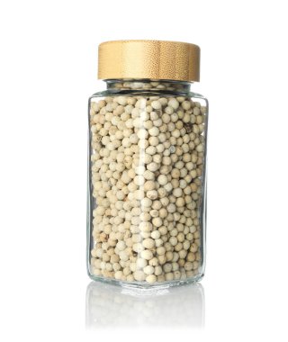 Baharat kavanozundaki karabiberler beyaza izole edilmiş.