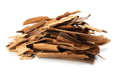 Beyaz üzerine izole edilmiş aromatik tarçın yığını