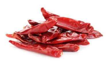 Beyaza izole edilmiş kırmızı biber yığını. Aromatik baharat