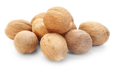 Beyaza izole edilmiş hindistan cevizi yığını. Aromatik baharat