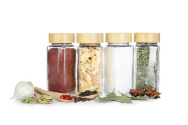 Beyaz kavanozlardaki farklı aromatik baharatlar.