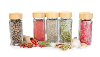 Beyaz kavanozlardaki farklı aromatik baharatlar.