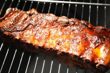 Izgarada domuz pirzolası, yakın plan.