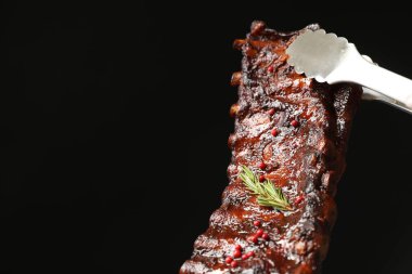 Siyah arka planda maşalı leziz domuz pirzolası, yakın plan. Metin için boşluk