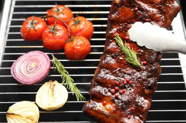 Izgaradan maşayla leziz domuz pirzolası alıp yakın plan çekiyoruz.